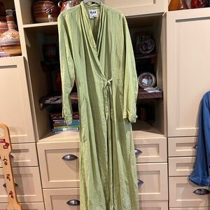 FLAX medium weight linen robe size L in a pretty spring green. Ties on the side